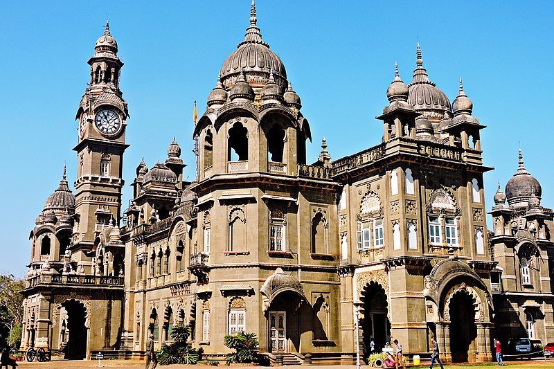 महाराष्ट्रातील १० आवश्यक भेट देण्याजोगी ठिकाणे - must visit places in maharashtra 10 800px New Palace Kolhapur Maharashtra India
