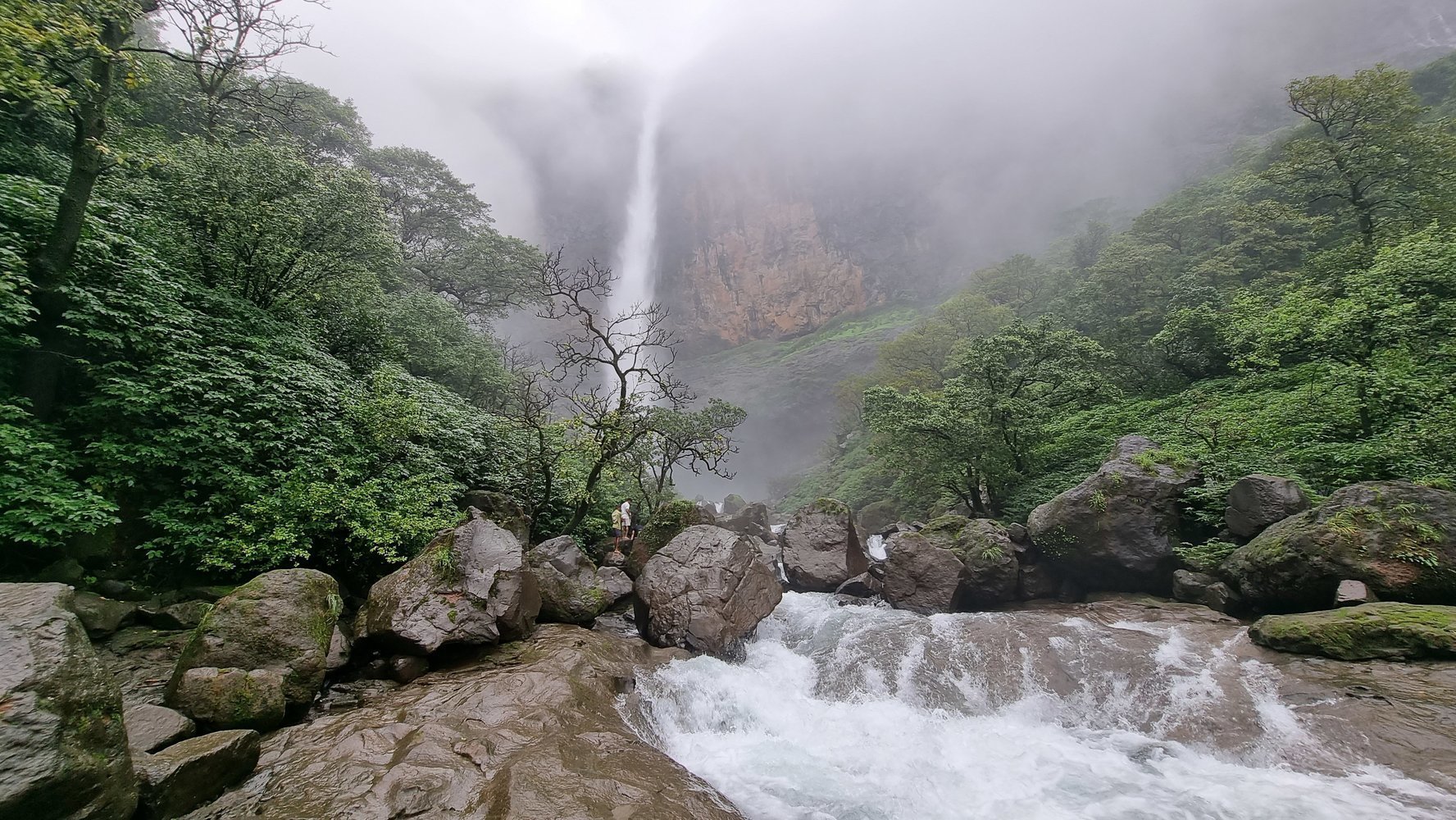 https://www.treksandtrails.org/system/images/000/678/618/e761edd002d178f1ba0419a46135da59/banner/waterfall-maharashtra.jpg